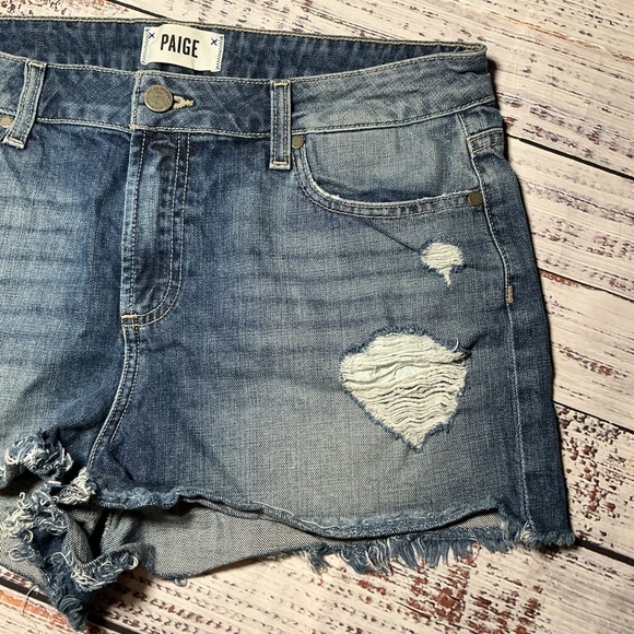 Paige Daryn denim jean shorts in the Izza Deconstructed wash. Size 30. - Picture 5 of 10